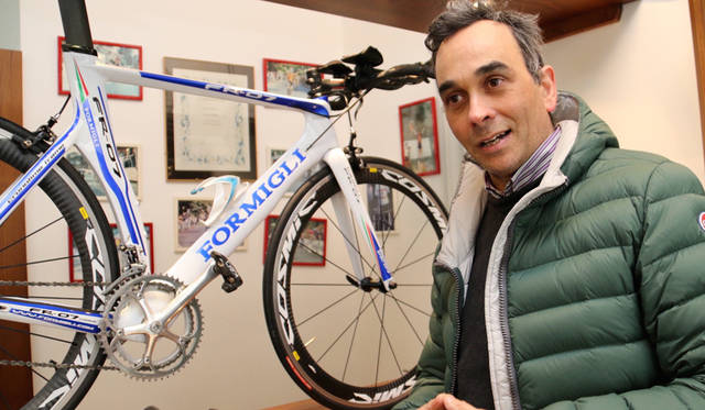 ハンドメイド自転車のクラフツマンであるレンツォ・フォルミリさん。生まれ育ったフィレンツェでパッション（情熱）を込めた作品を作り続けている