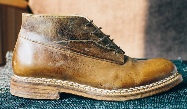 Gli stivaletti costruiti a lavorazione norvegese, la style iconica della Bottega Paolo Mariani. Ci sono circa 500 cuciture realizzate completamente a mano lateralmente in modo che la suola colleghi robustamente con la parte superiore della tomaia lateralmente.