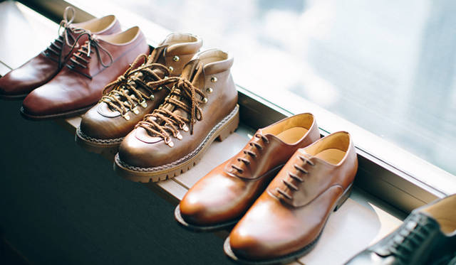 Disponibili anche i modelli con un tocco della sportività, tipo gli stivaletti da montagna, inoltre alle carzature piuttosto riservate eleganti e classiche.