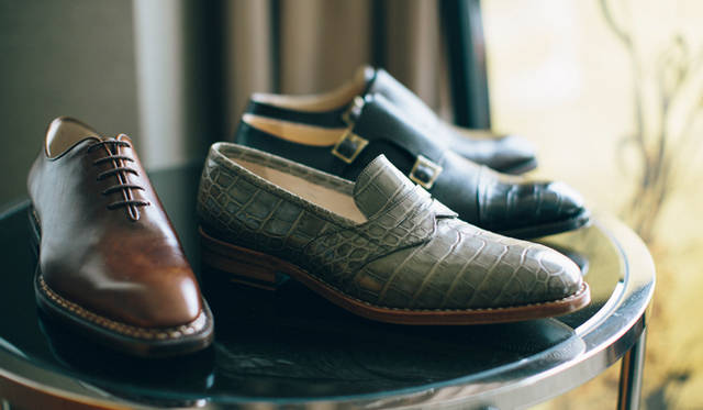 La loafer in cuoio di coccodrillo (2° dalla sinistra). L’effetto moderno e chic grazie al colore così particolare fa questa scarpa elavorare ad l’altro livello.