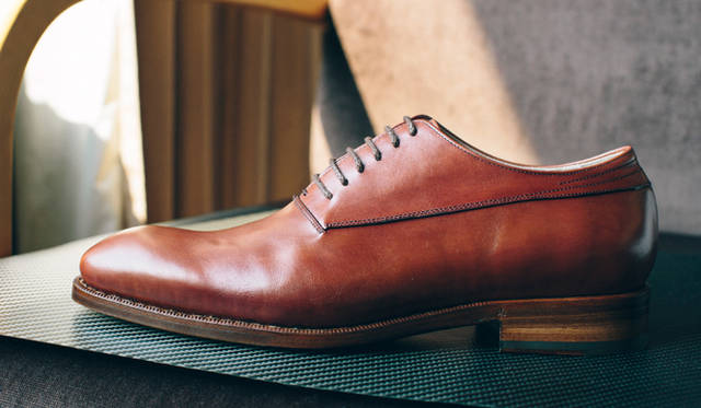 An Oxford shoe (whose eyelet for lacing is stitched underneath the vamp), adequate especially for sophisticated occasion. Its distinctive color is the gift thanks to the harmony of bordeax and mustard blended in perfection to match his inspiration.
