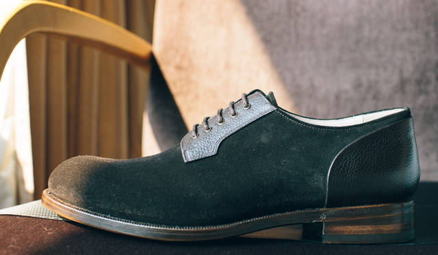 Derby shoe (whose eyelet for lacing is stitched over the vamp) in swede. Mariani’s hands magically realize the perfectly well-balanced effortless-elegant model.