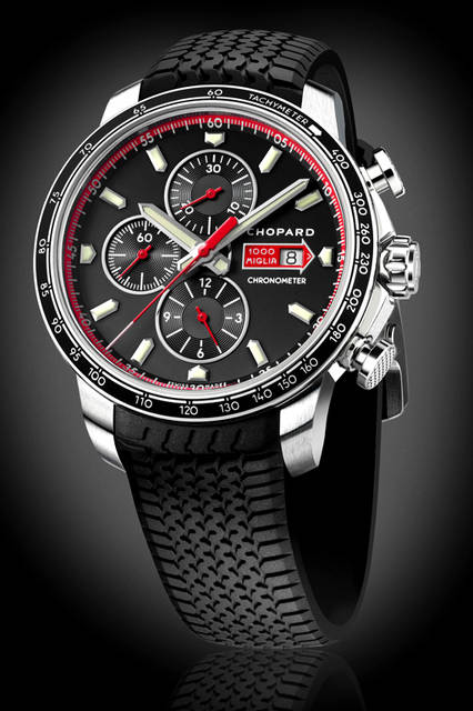 <strong>ミッレ ミリア GTS クロノ</strong><br />ケース｜ステンレススチール<br />直径｜44mm<br />厚さ｜13.79mm<br />ムーブメント｜自動巻き<br />パワーリザーブ｜48時間<br />機能｜時、分、9時位置にスモールセコンド、30分および12時間積算計、タキメーター、日付表示<br />ストラップ｜ブラックラバー<br />防水｜100ｍ<br />価格｜83万1600円<br />