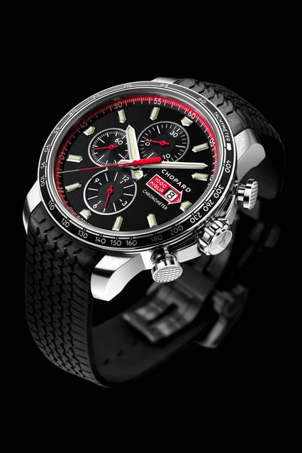 <strong>ミッレ ミリア GTS クロノ</strong><br />ケース｜ステンレススチール<br />直径｜44mm<br />厚さ｜13.79mm<br />ムーブメント｜自動巻き<br />パワーリザーブ｜48時間<br />機能｜時、分、9時位置にスモールセコンド、30分および12時間積算計、タキメーター、日付表示<br />ストラップ｜ブラックラバー<br />防水｜100ｍ<br />価格｜83万1600円<br />