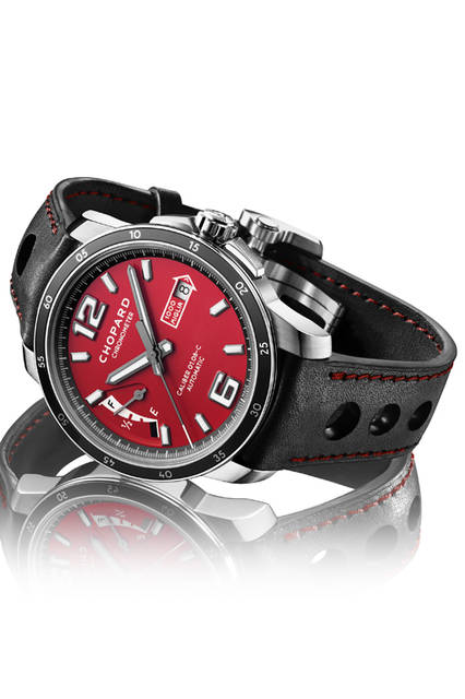 <strong>ミッレ ミリア 2015 レースエディション</strong><br />ケース｜ステンレススチール<br />直径｜43mm<br />厚さ｜11.43mm<br />ムーブメント｜自動巻き（Cal.Chopard 01.08-C）<br />パワーリザーブ｜60時間<br />機能｜パワーリザーブ表示、日付表示<br />ストラップ｜ブラックバレニア・カーフレザーストラップにレッドのステッチ<br />防水｜100ｍ<br />限定本数｜1000本<br />価格｜78万3000円<br />