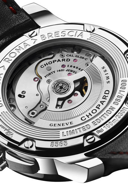 <strong>ミッレ ミリア 2015 レースエディション</strong><br />ケース｜ステンレススチール<br />直径｜43mm<br />厚さ｜11.43mm<br />ムーブメント｜自動巻き（Cal.Chopard 01.08-C）<br />パワーリザーブ｜60時間<br />機能｜パワーリザーブ表示、日付表示<br />ストラップ｜ブラックバレニア・カーフレザーストラップにレッドのステッチ<br />防水｜100ｍ<br />価格｜78万3000円<br />