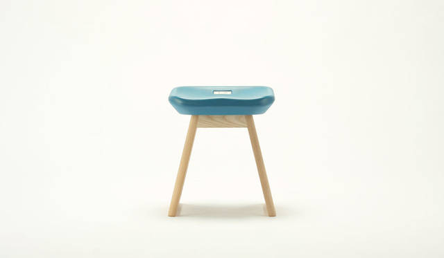 <strong>karimoku｜カリモク家具</strong><br />デザイン：ドリルデザイン「TOKYO スツール／ SAYONARA 国立競技場」（限定数：350脚）3万2400円（サイズ：W400×D400×H465（シートハイ：440mm）、3.3kg）　販売期間：2015年8月23日（23時59分）まで