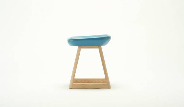 <strong>karimoku｜カリモク家具</strong><br />デザイン：ドリルデザイン「TOKYO スツール／ SAYONARA 国立競技場」（限定数：350脚）