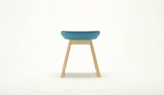 <strong>karimoku｜カリモク家具</strong><br />デザイン：ドリルデザイン「TOKYO スツール／ SAYONARA 国立競技場」（限定数：350脚）