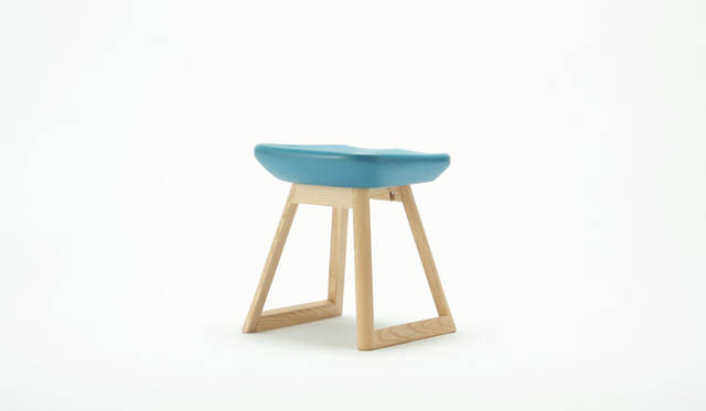 <strong>karimoku｜カリモク家具</strong><br />デザイン：ドリルデザイン「TOKYO スツール／ SAYONARA 国立競技場」（限定数：350脚）