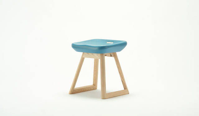 <strong>karimoku｜カリモク家具</strong><br />デザイン：ドリルデザイン「TOKYO スツール／ SAYONARA 国立競技場」（限定数：350脚）