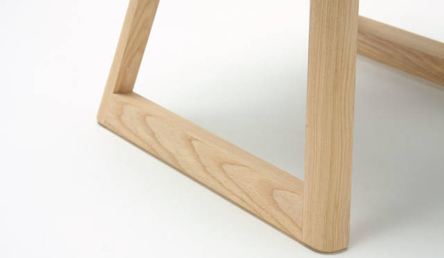 <strong>karimoku｜カリモク家具</strong><br />デザイン：ドリルデザイン「TOKYO スツール／ SAYONARA 国立競技場」（限定数：350脚）