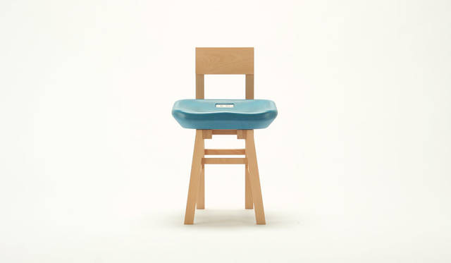 <strong>karimoku｜カリモク家具</strong><br />デザイン：白鳥浩子「pony チェア／ SAYONARA 国立競技場」（限定数：150脚）4万3200円（サイズ：W395×D510×H650mm（シートハイ：420mm）、4.8kg）販売期間：8月23日（23時59分）まで