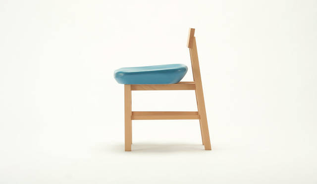 <strong>karimoku｜カリモク家具</strong><br />デザイン：白鳥浩子「pony チェア／ SAYONARA 国立競技場」（限定数：150脚）