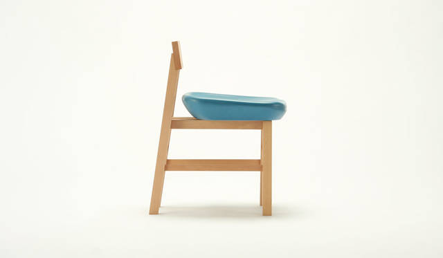 <strong>karimoku｜カリモク家具</strong><br />デザイン：白鳥浩子「pony チェア／ SAYONARA 国立競技場」（限定数：150脚）