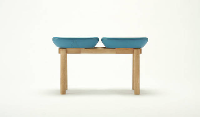 <strong>karimoku｜カリモク家具</strong><br />デザイン：鈴木元「KOKURITSU ベンチ／ SAYONARA 国立競技場」（限定数：200台）
