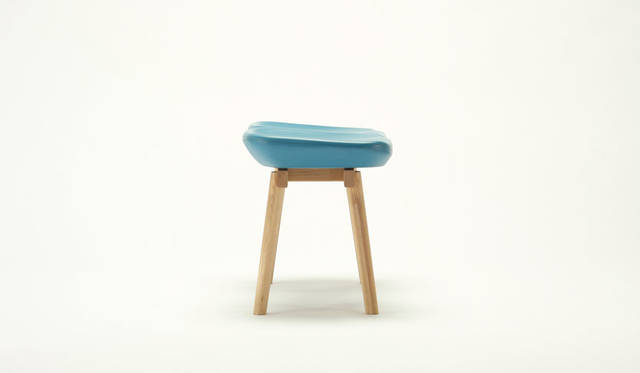 <strong>karimoku｜カリモク家具</strong><br />デザイン：鈴木元「KOKURITSU ベンチ／ SAYONARA 国立競技場」（限定数：200台）