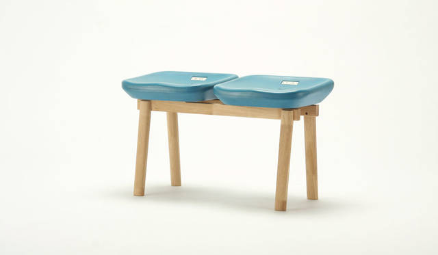 <strong>karimoku｜カリモク家具</strong><br />デザイン：鈴木元「KOKURITSU ベンチ／ SAYONARA 国立競技場」（限定数：200台）