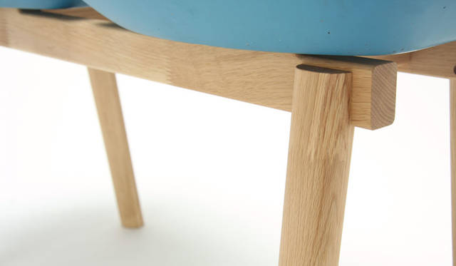 <strong>karimoku｜カリモク家具</strong><br />デザイン：鈴木元「KOKURITSU ベンチ／ SAYONARA 国立競技場」（限定数：200台）