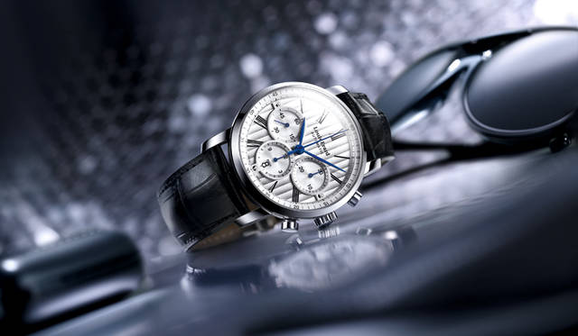 <strong>エクセレンス クロノ デイト</strong><br />ケース｜ステンレススチール<br />直径｜42mm<br />ムーブメント｜自動巻き（Cal.7753）<br />機能｜クロノグラフ（30分積算計、12時間積算計）、日付表示<br />ストラップ｜レザー<br />防水｜50ｍ<br />発売時期｜10月予定予価｜41万5800円<br />