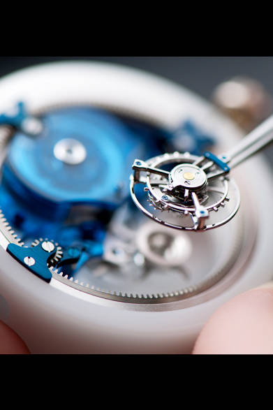 <strong>ユリス・アンカー・トゥールビヨン</strong><br />ケース｜18Kホワイトゴールド<br />直径｜44mm<br />ムーブメント｜手巻き（Cal.UN178）<br />機能｜トゥールビヨン（独自のユリス・アンカー脱進機搭載）、パワーリザーブ表示<br />ストラップ｜アリゲーター<br />防水｜30ｍ<br />限定数｜18本<br />発売時期｜8月予定<br />予価｜1100万円<br />