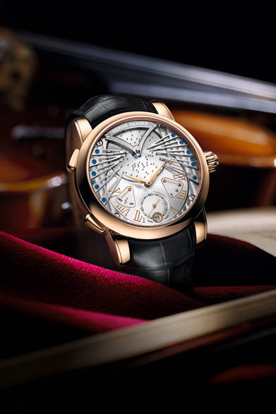 <strong>ミュージカルウォッチ ヴィヴァルディ</strong><br />ケース｜18Kローズゴールド<br />直径｜45mm<br />ムーブメント｜自動巻き（Cal.UN-690）<br />機能｜プチソヌリ（毎正時に自動演奏、オン・オフを8時位置に表示）、オルゴール（8時位置のボタンで演奏を開始/停止）、リューズ機能のインジケーター（巻き上げ、時刻調整、日付調整の選択、機能の選択された状態を4時位置に表示）、日付表示<br />ストラップ｜アリゲーター<br />防水｜3気圧<br />限定数｜99本<br />発売時期｜9月予定<br />予価｜1400万円<br />