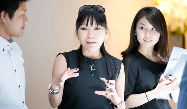 発表会には編集者やモデルなど多くのプレス関係者がつめかけ、熱心に話に耳を傾けていた。