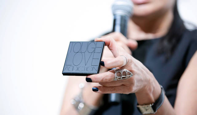 秋のテーマは「TOUGH LOVE」。ニューヨークを舞台にした力強く、エッジイなメイク。