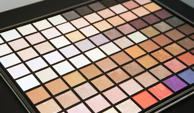究極のベーシックカラーを揃えた９９色「ザ・アイシャドウ」
