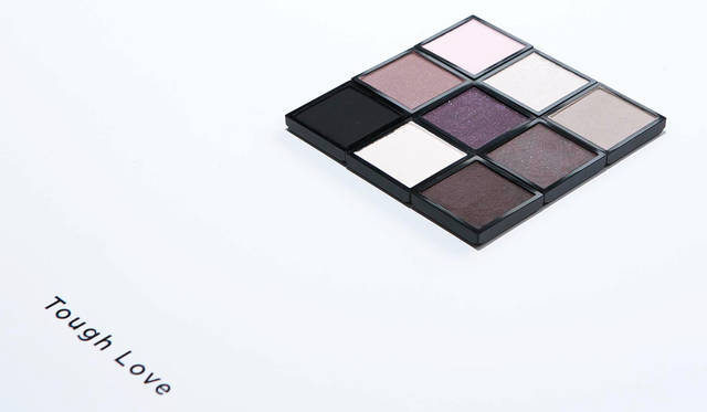 「TOUGH LOVE」キャンペーンビジュアルで使用したカラーをそろえた。