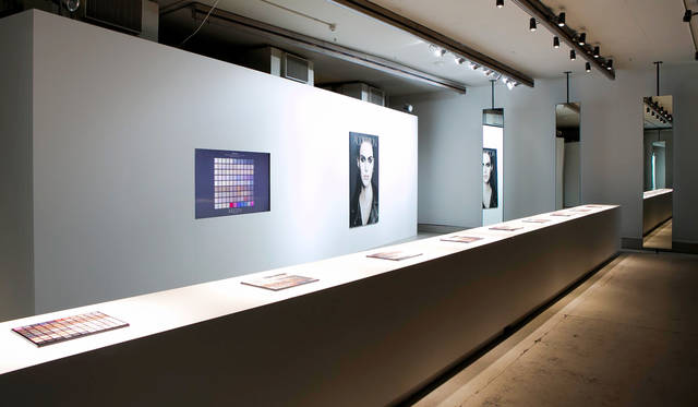 会場ではカラーの違いを見やすくするため、窓ガラスを黒のカーテンで覆うことに。