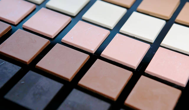 まるで「ザ・アイシャドウ」のようなチョコレートが振る舞われた。