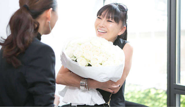 知り合いの編集者と話し込むAYAKOさん。女性編集者にファンが多いのも、彼女の魅力ならでは。