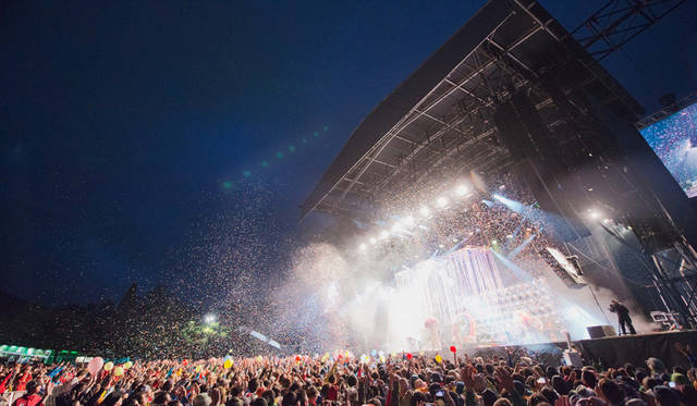 写真はフジロックフェスティバルより　PHOTO: 宇宙大使☆スター