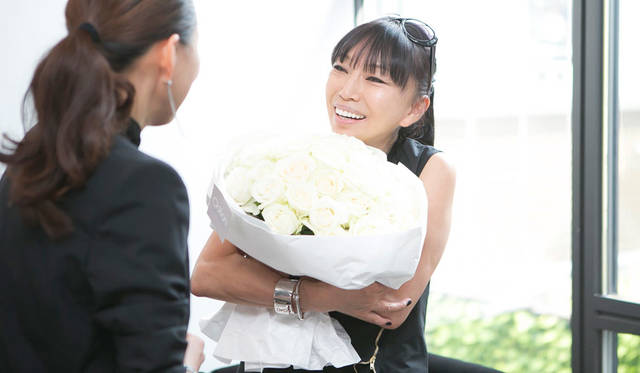 知り合いの編集者と話し込むAYAKOさん。女性編集者にファンが多いのも、彼女の魅力ならでは。