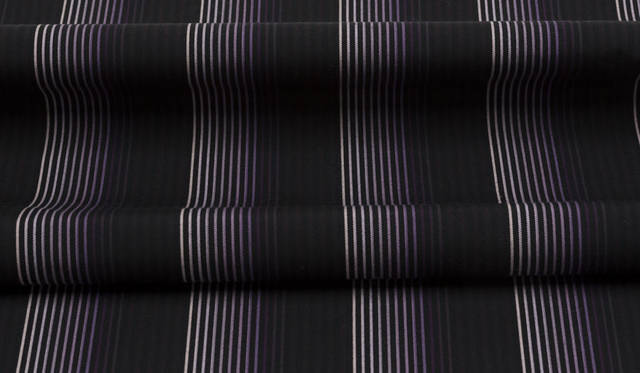 <strong>SHIMA-SHIMA｜縞縞</strong><br />約20種類の生地から好みの柄を選び、好きな柄のチェアをつくることができる。「紫流」