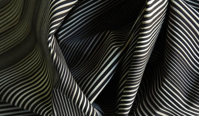 <strong>SHIMA-SHIMA｜縞縞</strong><br />「無彩キュービック」