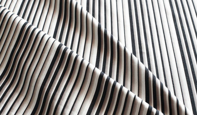 <strong>SHIMA-SHIMA｜縞縞</strong><br />「無彩流」