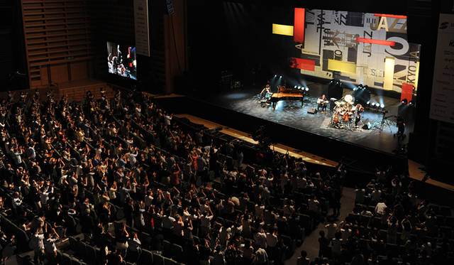 “あたらしい文化の発信” “ジャズの後継者への継承とその発展” “文化のクロスオーバー」”――ジャズシーンにおけるこれらの重要性を、初開催の2002年から掲げている意欲的なイベント。毎年、満足度の高い内容で盛況を博している。<br>日程｜9月4日（金）、5日（土）、6日（日）<br/>場所｜東京都・東京国際フォーラム＆COTTON CLUB<br/>Tel. 03-5777-8600（ハローダイヤル）<br/>http://www.tokyo-jazz.com/