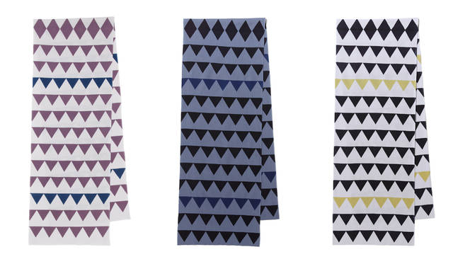 SCARF BY KAMAWANU「Triangle Grey/Blue/Plum（トライアングル グレー/ブルー/プラム）」。各5400円