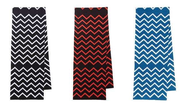 SCARF BY KAMAWANU「Zig Zag White/Red/Midnight Blue（ジックザック ホワイト/レッド/ミッドナイト ブルー）」。各5400円