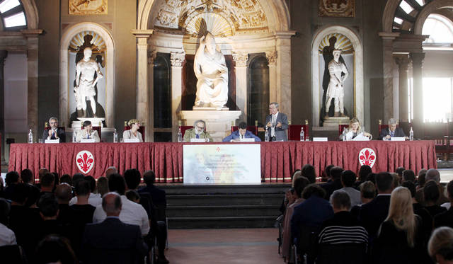 開会式のようす。本国の経産省やイタリアのファ > ッション業界を支える機関の代表や企業家らが出席<br/>©Pitti Immagine