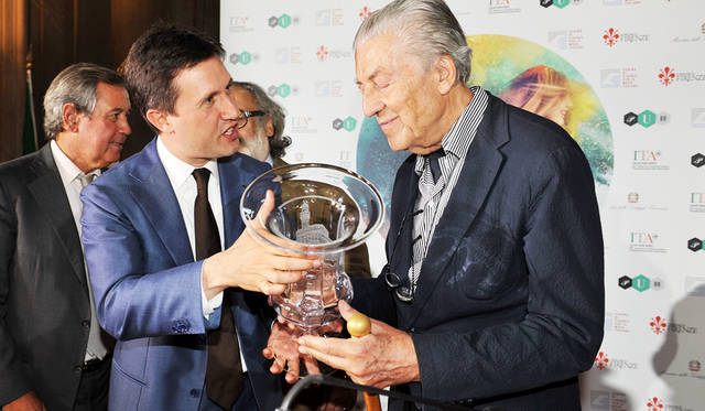 イタリアのメンズファッションの歴史を築いてきたチェルッティ氏は、その大きな功績を称えられた。期間中に、特別なエキシビションをおこなった<br/>©Pitti Immagine