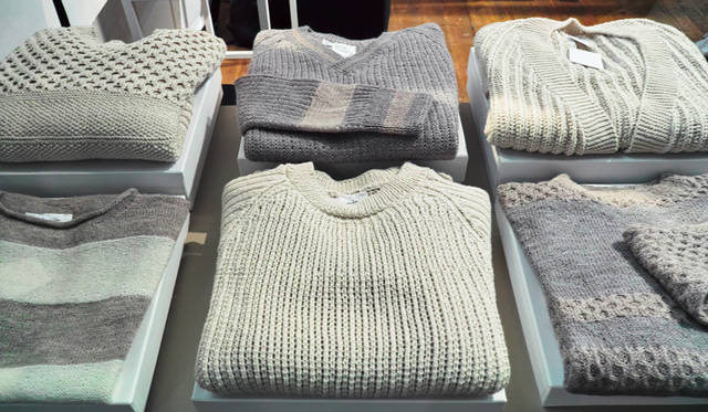 「knitbrary（ニットブレイリー）」。やわらかな着心地と、独特の色彩感覚で、タイムレスな魅力をはなつ