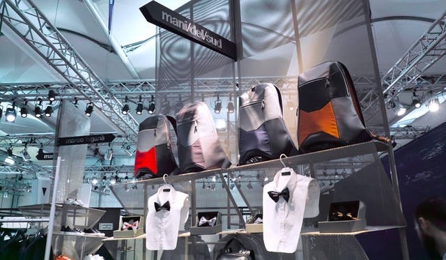 「WHO IS ON NEXT？　UOMO」の展示ブースより。現代のストリートの感覚を反映した、新進気鋭のデザインが揃った