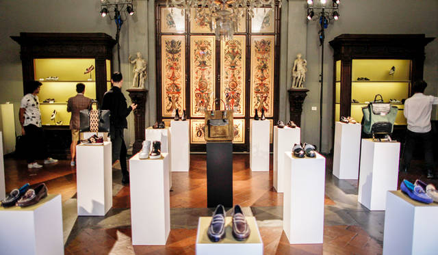 シューズブランドの「LOUIS LEEMAN（ルイ・リーマン）」のプレゼンテーション。レザーグッズの新作も、あわせて展示された<br/>©Pitti Immagine