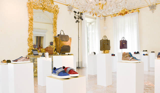 シューズブランドの「LOUIS LEEMAN（ルイ・リーマン）」のプレゼンテーション。レザーグッズの新作も、あわせて展示された<br/>©Pitti Immagine