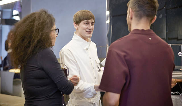 「THOMAS TAIT（トーマス・テイト）」プレゼンテーション会場より。写真中央が、デザイナーのトーマス・テイト氏<br/>©Pitti Immagine