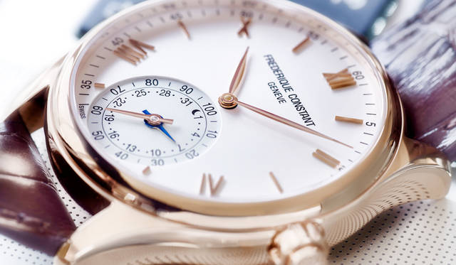 <strong>オルロジカル スマートウォッチ</strong><br />ケース｜ローズゴールドプレートステンレススチール<br />直径｜42mm<br />ムーブメント｜クォーツ<br />機能｜日付表示、MotionXアクティビティトラッキング、ゲットアクティブアラート、クラウドバックアップと復元、スリープサイクルアラーム、スリープモニタリング、アダプティブコーチングなど<br />ストラップ｜ブラウンカーフ<br />防水｜5気圧<br />発売時期｜9月以降<br />（8月1日〜8月31日限定6店舗で限定発売予定）<br />価格｜19万9800円<br />