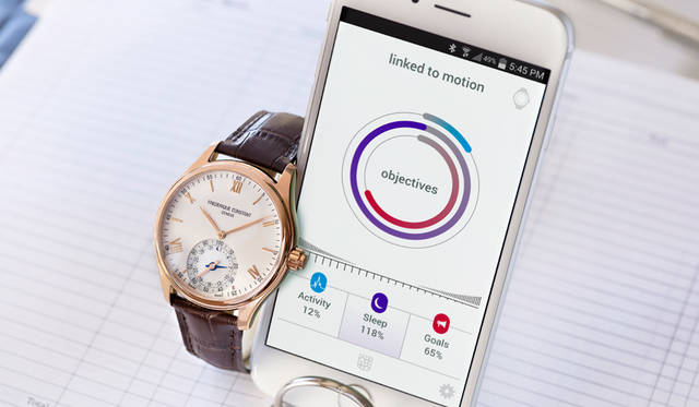 <strong>オルロジカル スマートウォッチ</strong><br />ケース｜ローズゴールドプレートステンレススチール<br />直径｜42mm<br />ムーブメント｜クォーツ<br />機能｜日付表示、MotionXアクティビティトラッキング、ゲットアクティブアラート、クラウドバックアップと復元、スリープサイクルアラーム、スリープモニタリング、アダプティブコーチングなど<br />ストラップ｜ブラウンカーフ<br />防水｜5気圧<br />発売時期｜9月以降<br />（8月1日〜8月31日限定6店舗で限定発売予定）<br />価格｜19万9800円<br />